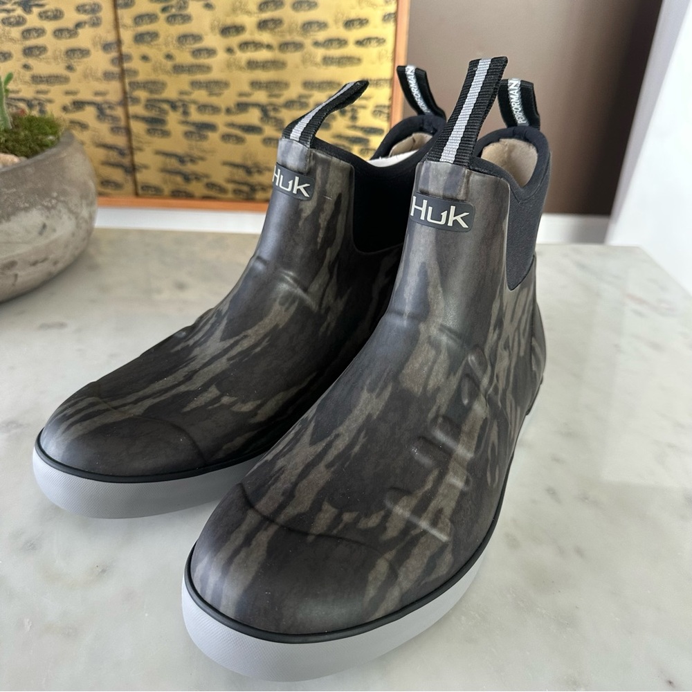 Huk Performance Fishing Boots. Men’s Size 10.